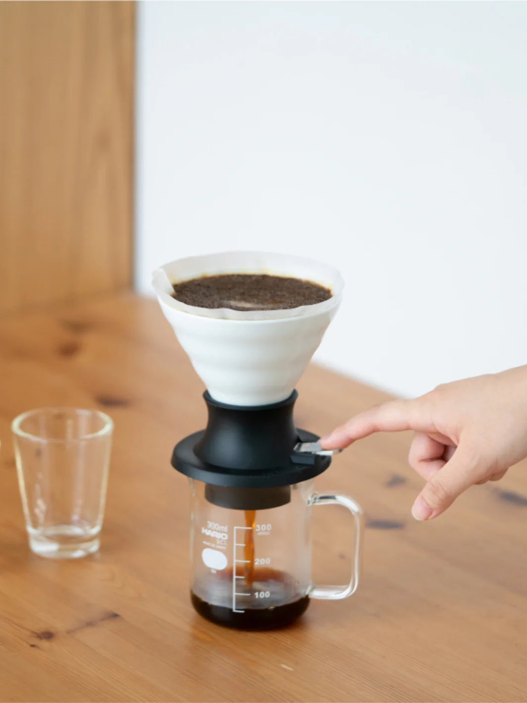 HARIO V60-02 SWITCH Immersion Dripper (200ml/6.76oz) (Ceramic) - Image 4